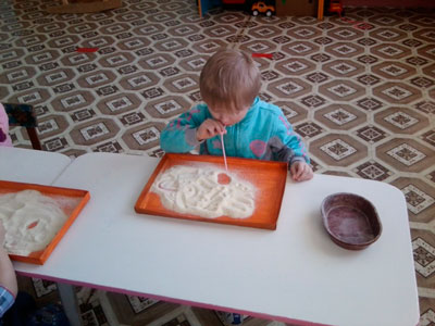 «Сніг білий і пухнастий в повітрі крутитися»