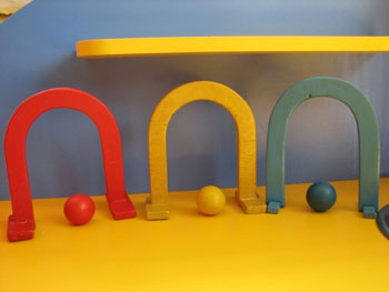 : м'ячі, кульки, кільця, стійки