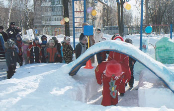 Гра-естафета «Пролезание через сніговий тунель»