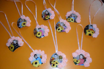 Діти вручають подарунки мамам